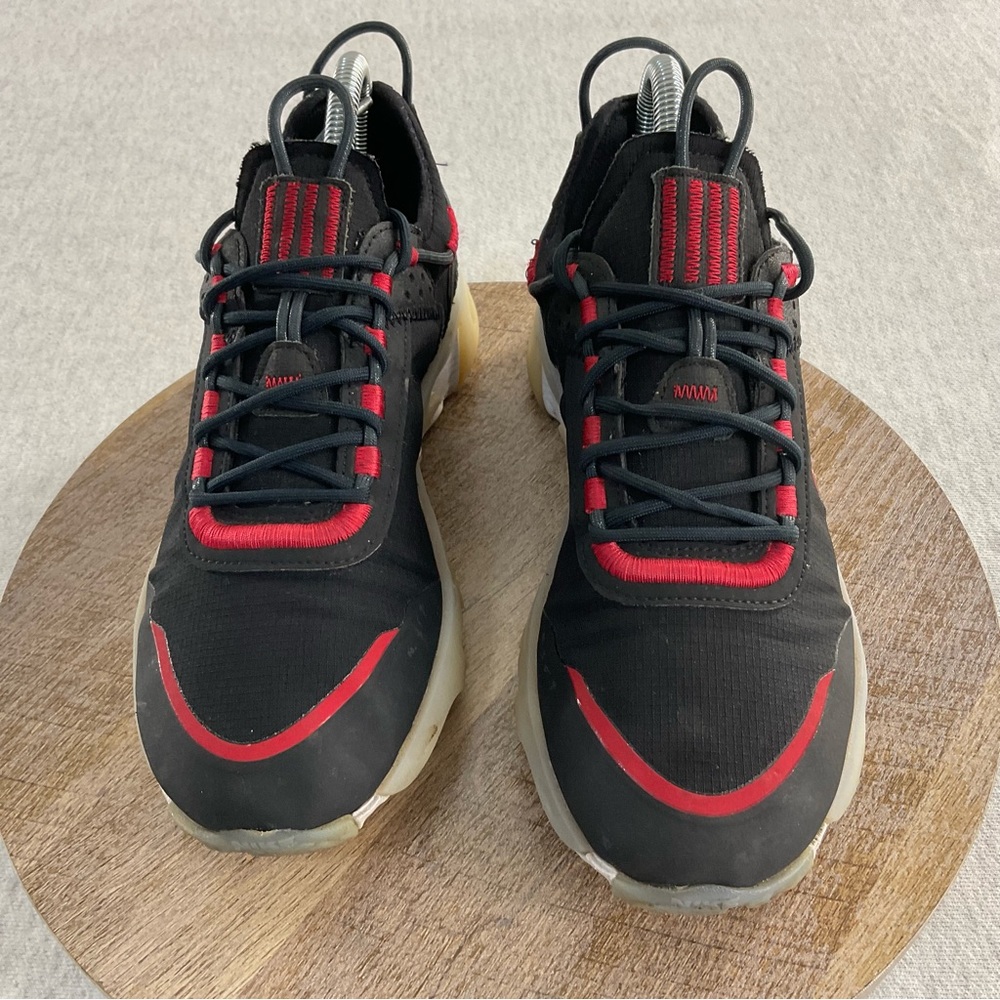 NIKE REACT LIVE SE DD687002 MEN’S SNEAKERS SIZE: 7 COLOR: BLACK AND RED